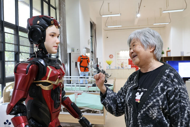 奔向未来——当前机器人产业观察AG真人登录入口提“智”向新(图1)