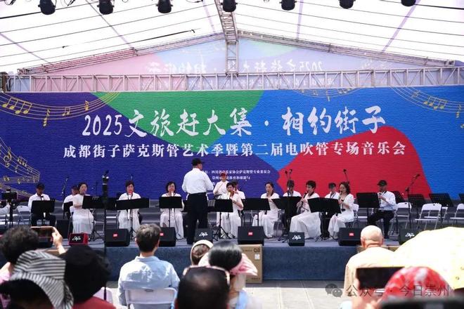 期首日街子古镇人气爆棚AG真人网站“五一”假(图2)