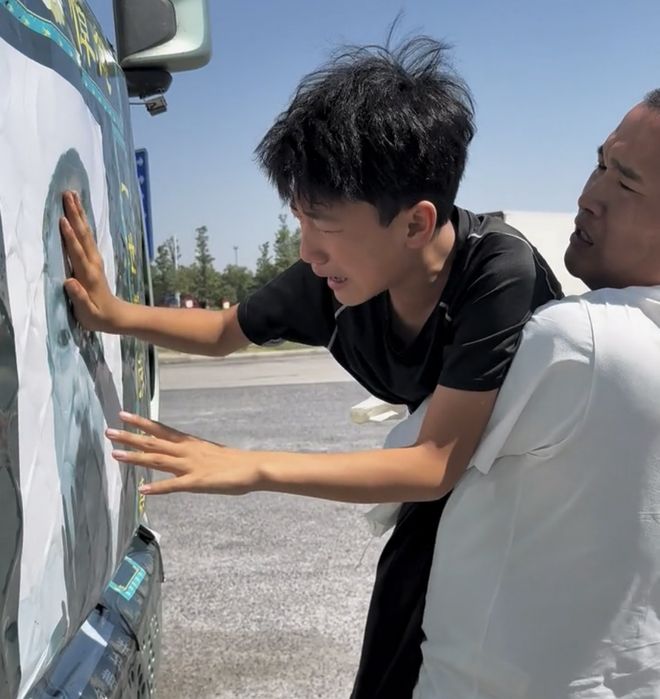 死！卡友千里免费接回13岁儿哭喊：爹回家了AG真人百家家乐app河北44岁卡友范刚猝(图4)