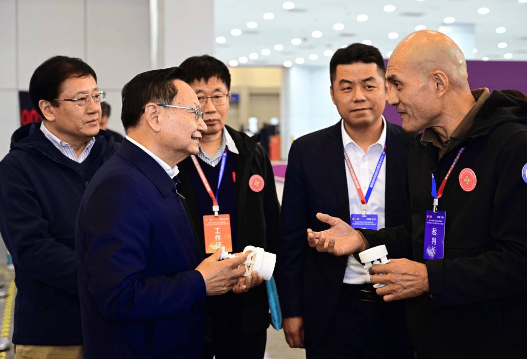 第五届全国工业设计职业技能大赛决赛现场调研AG真人游戏第一品牌巡赛纪实｜张崇和一行到(图3)