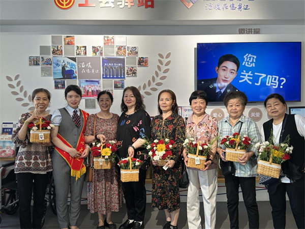 心翼站开展母亲节公益服务AG真人平台重庆电信爱(图2)